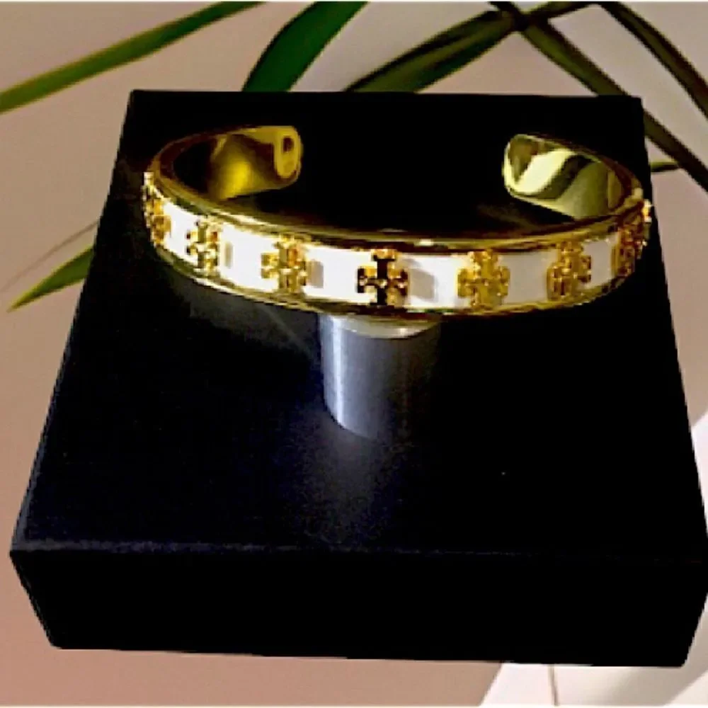 TORY BURCH LACQUERED RAISED KIRA LOGO STUDDED BRACELET